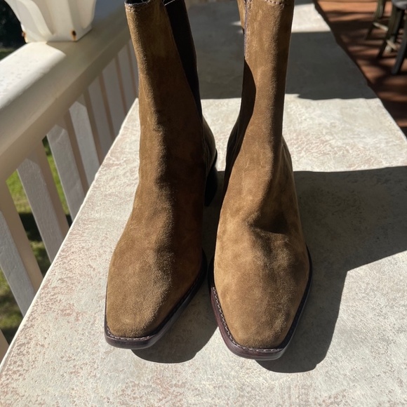 NWOB Tory Burch Medallion Chelsea Ankle Boot - Suede River Rock - Sz 7.5M - Picture 13 of 13